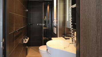 Habitación estándar doble, 1 habitación | Baño | Ducha, secador de pelo y toallas