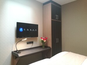 Deluxe-Doppelzimmer, 1 Doppelbett | Wohnzimmer | 28-Zoll-Flachbildfernseher mit Kabelempfang, Fernseher