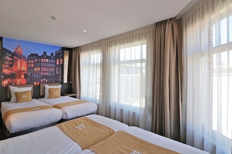 Caja de seguridad en la habitación y escritorio