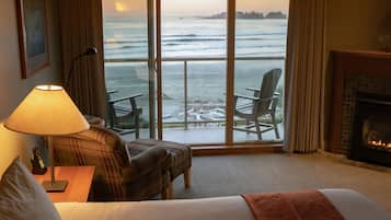 Deluxe Room, 1 King Bed, Beachside | Premium bedding, pillowtop beds, in-room safe, iron/ironing board