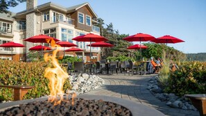 Petit déjeuner, déjeuner et dîner servis sur place