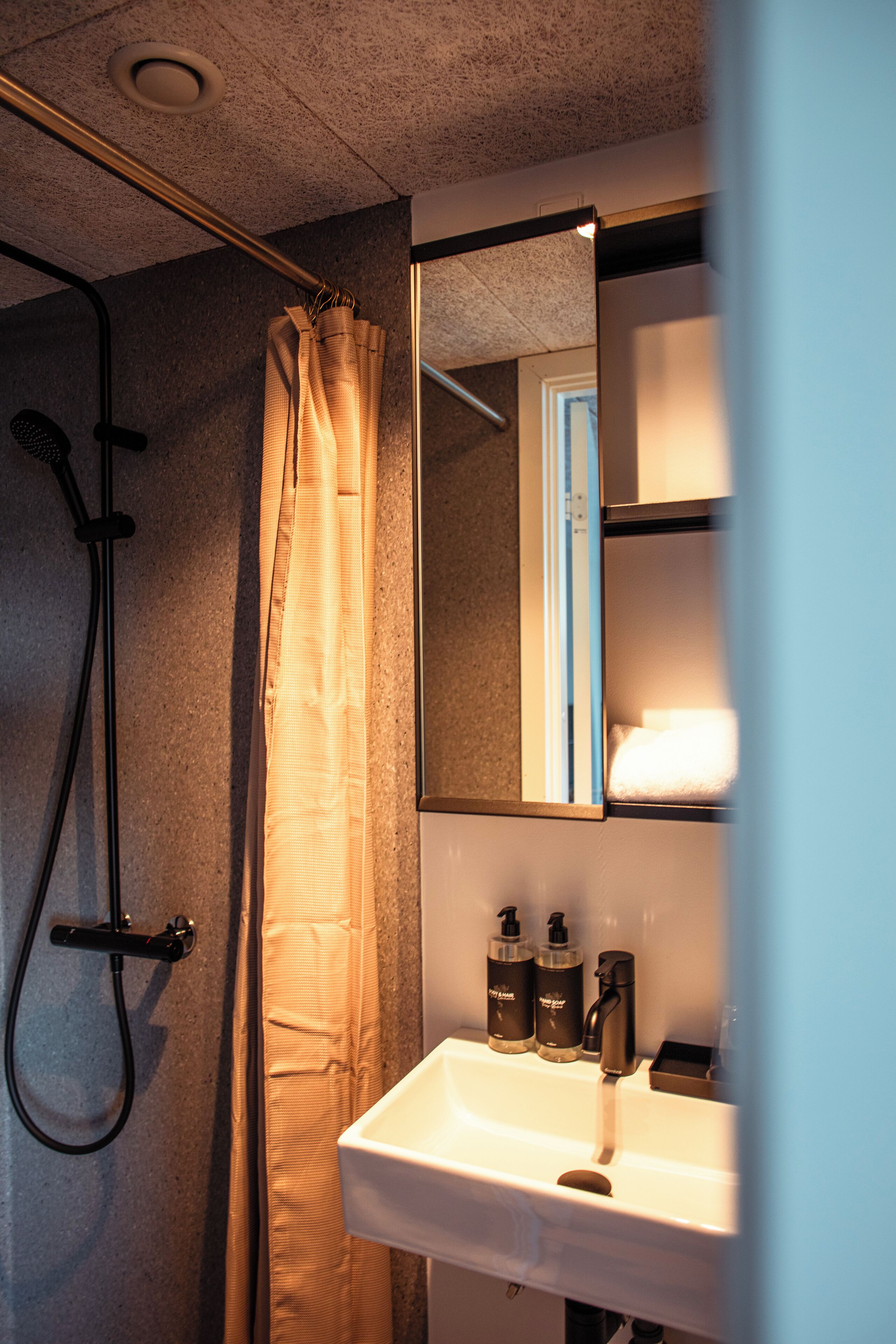 standard single room | bathroom | shower, hair dryer, towels, soap