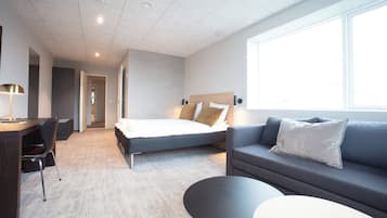 Superior Double Room, Sea View | 1 bedroom, desk, laptop workspace, soundproofing