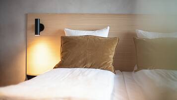 1 habitación, escritorio y espacio para trabajar con laptop