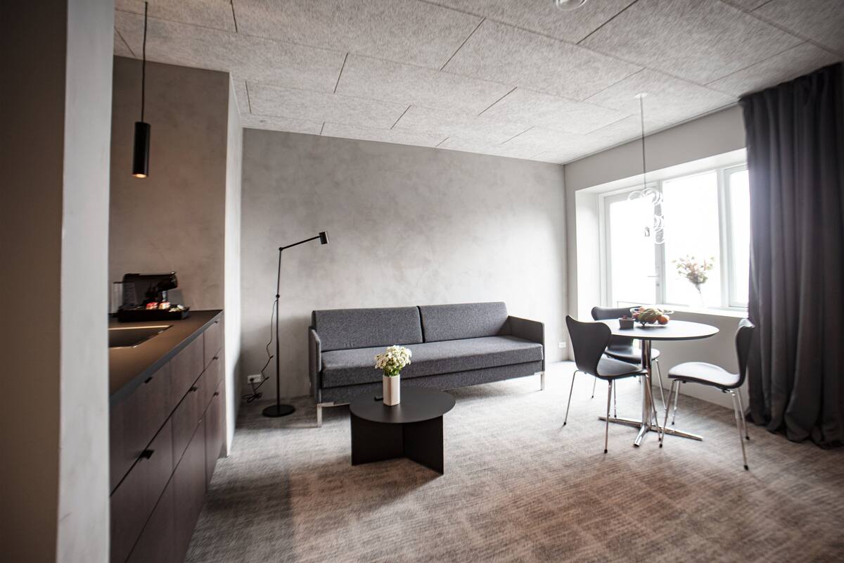 Un salon moderne avec un canapé, une table basse et une table à manger.