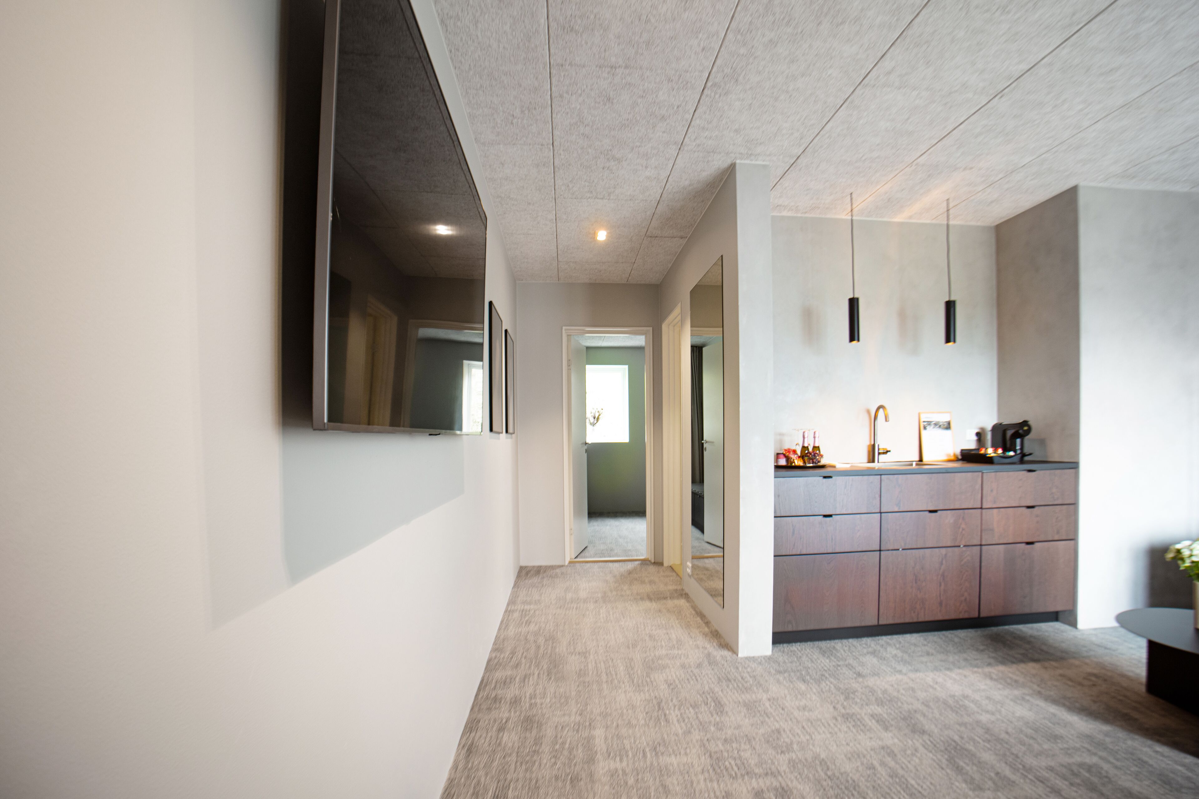 suite | living area | 32-inch tv with satellite channels