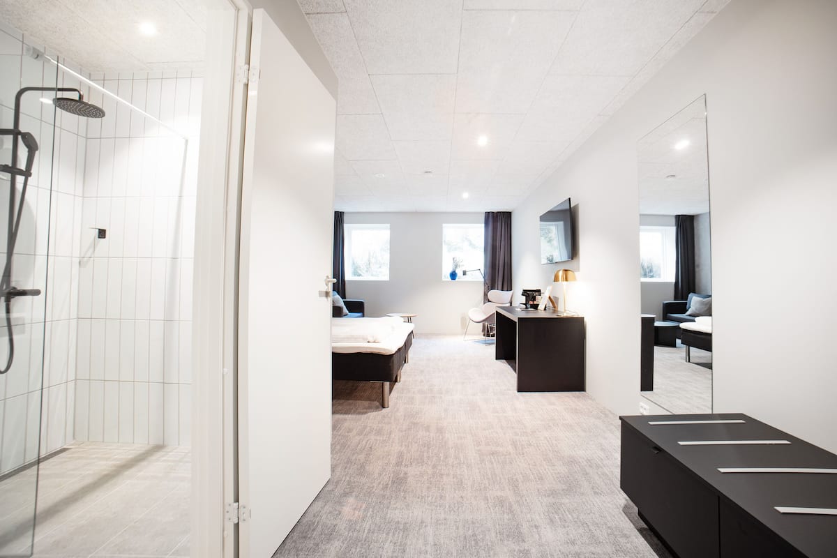 1 bedroom, desk, laptop workspace, soundproofing