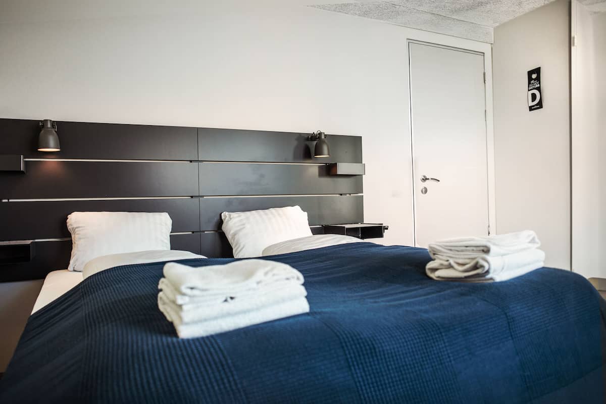 1 bedroom, desk, laptop workspace, soundproofing