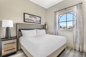 高級寝具、セーフティボックス (室内)、遮光カーテン、アイロン / アイロン台