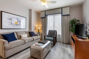 Sengetøy av topp kvalitet, safe på rommet og blendingsgardiner