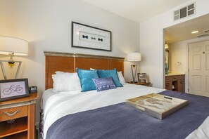 Sengetøy av topp kvalitet, safe på rommet og blendingsgardiner