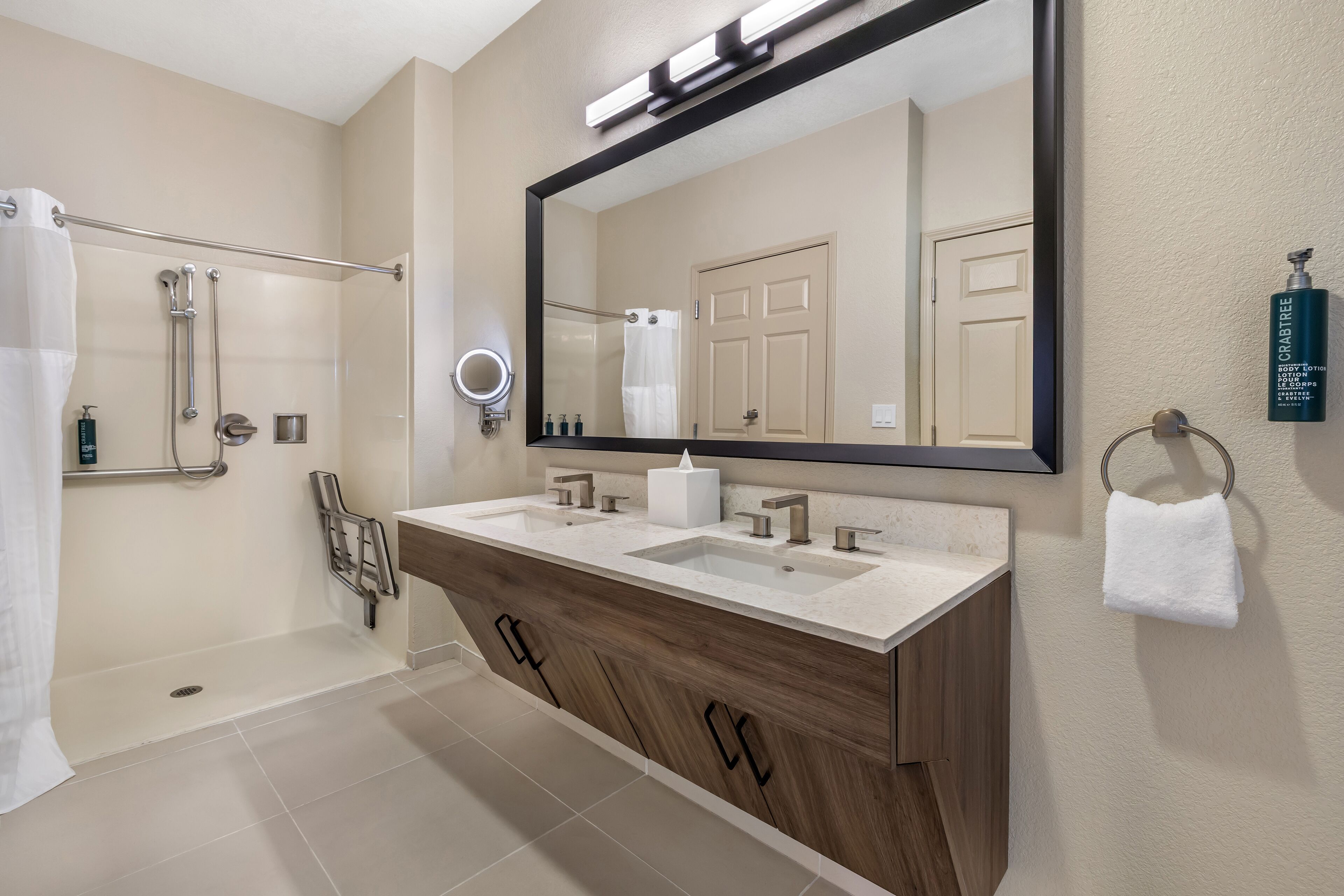 Kombinert dusj/badekar, hårføner og håndklær