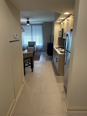 ทีวีจอแบน 32 นิ้ว พร้อมช่องเคเบิล, ทีวี