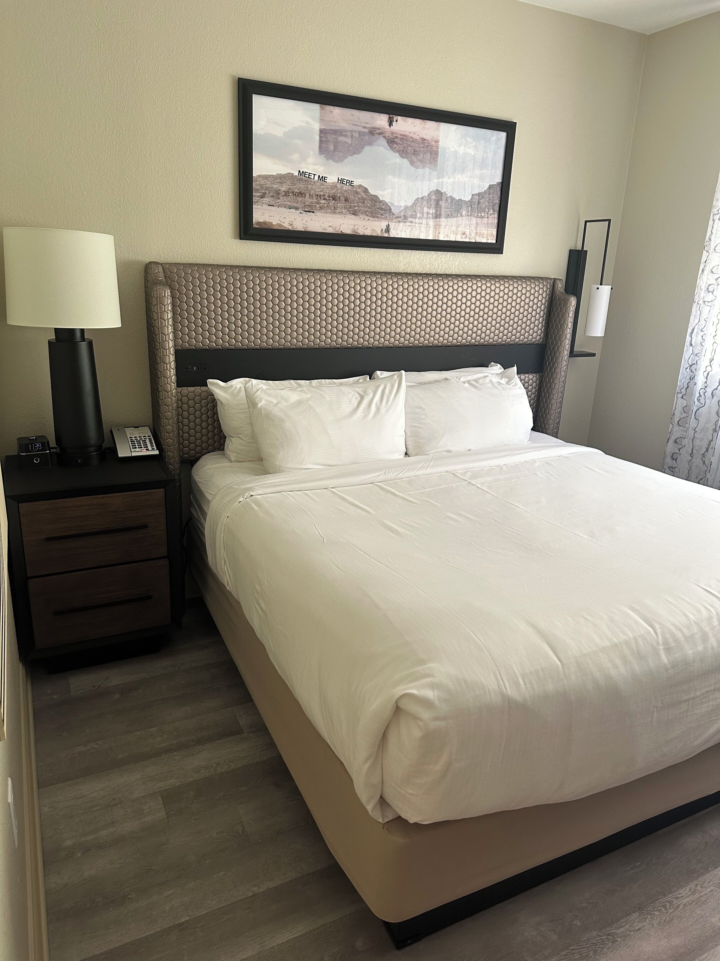 Sengetøy av topp kvalitet, safe på rommet og blendingsgardiner