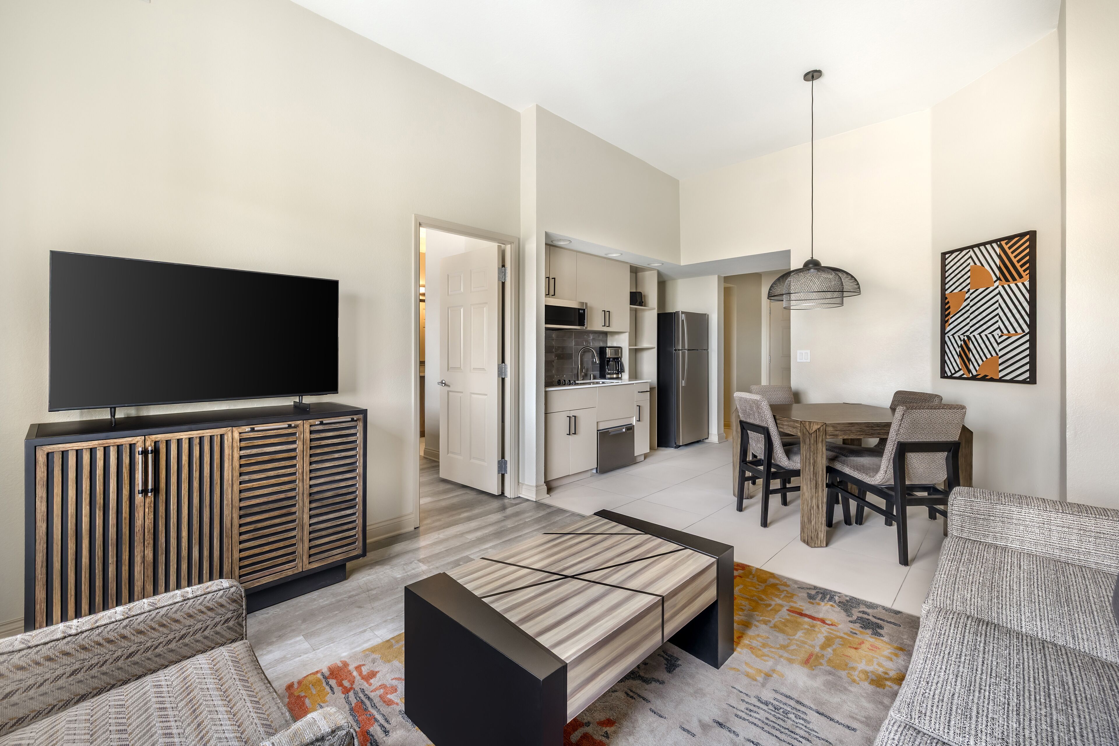 En 32-tommers Flatskjerm-TV med kabel-kanaler samt TV