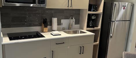 Een koelkast, een microgolfoven, een kookplaat, een vaatwasser