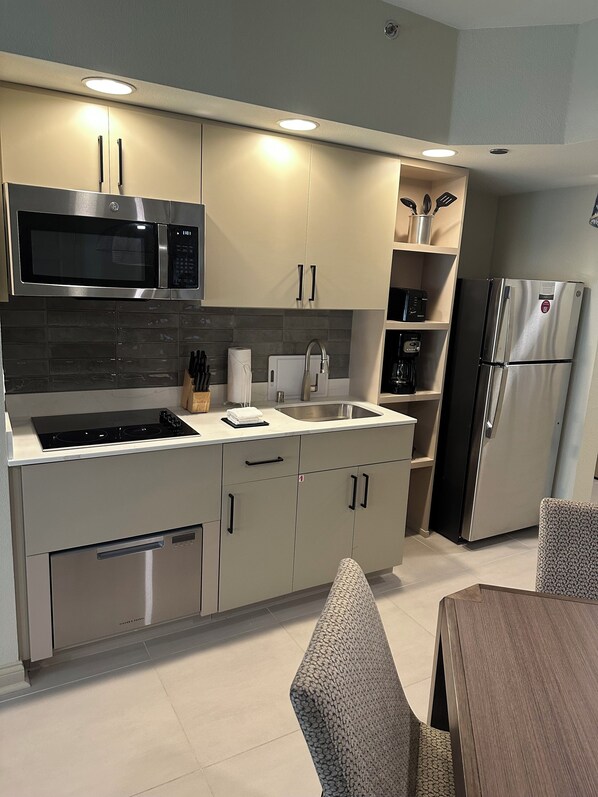 Refrigerador, microondas, placa de cocina, lavavajillas