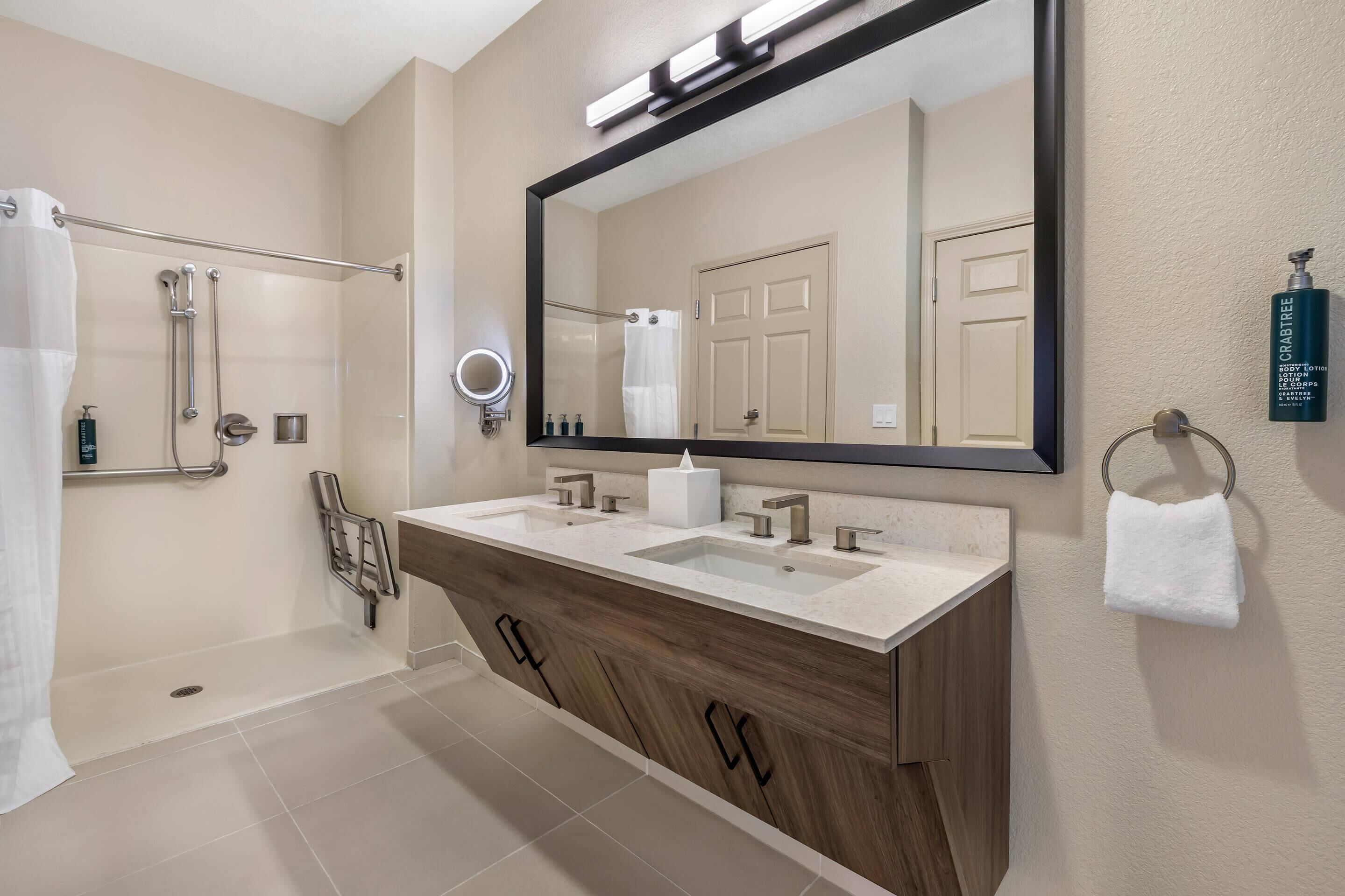 高級寝具、セーフティボックス (室内)、遮光カーテン、アイロン / アイロン台