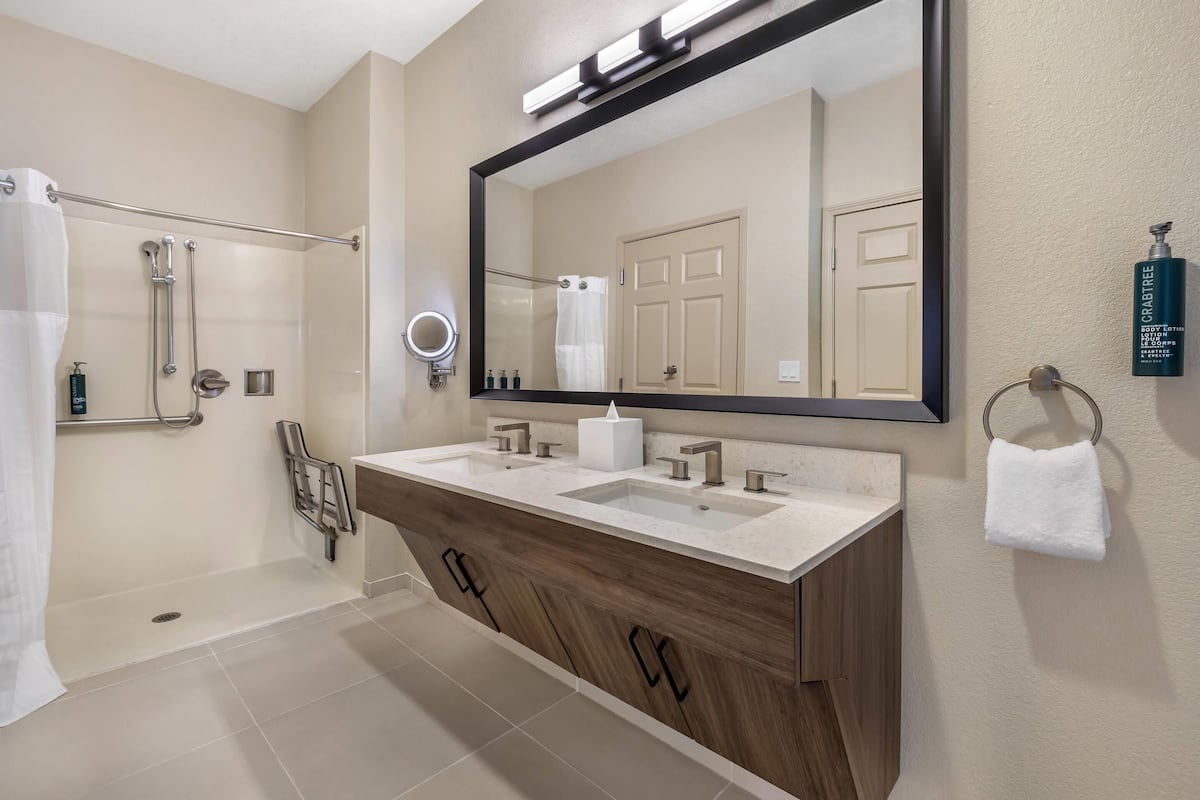 Premium bedding, in-room safe, blackout drapes, iron/ironing board