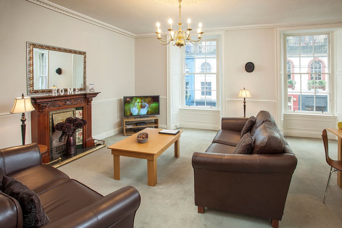 Appartamento, 2 camere da letto (Situated in Victoria Street) | Area soggiorno | TV, lettore DVD