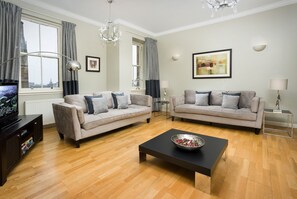 Apartemen, 3 kamar tidur (Situated at the Royal Mile) | Ruang keluarga | TV dan pemutar DVD