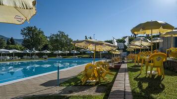 3 piscines extérieures, parasols de plage, chaises longues