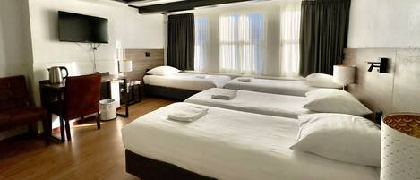 Ropa de cama hipoalergénica y caja de seguridad en la habitación