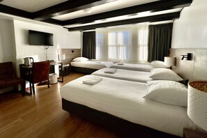 Standaard vierpersoonskamer, 1 slaapkamer | Hypoallergeen beddengoed, een kluis op de kamer, individueel gedecoreerd