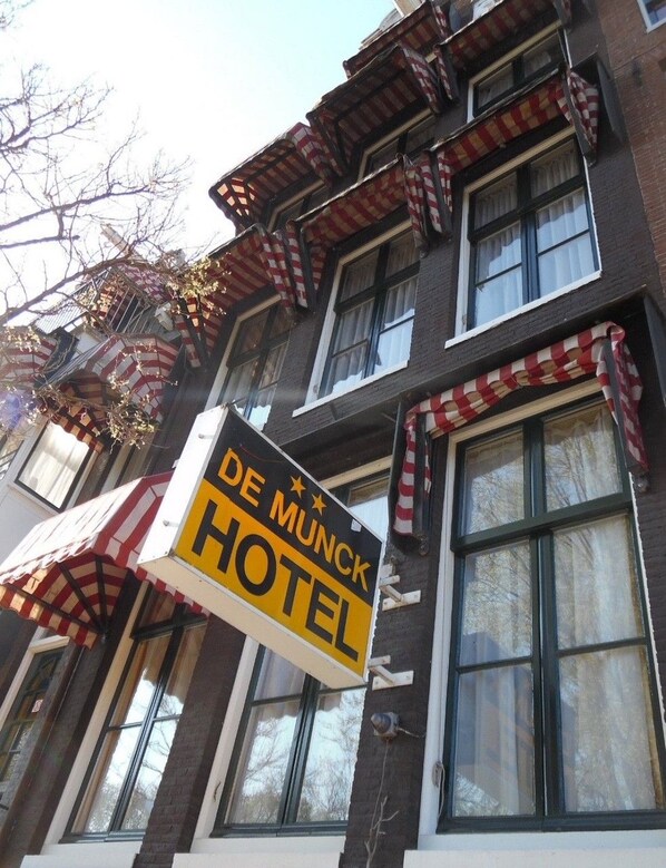 A hotel sign with "DE MUNCK HOTEL" written on it.