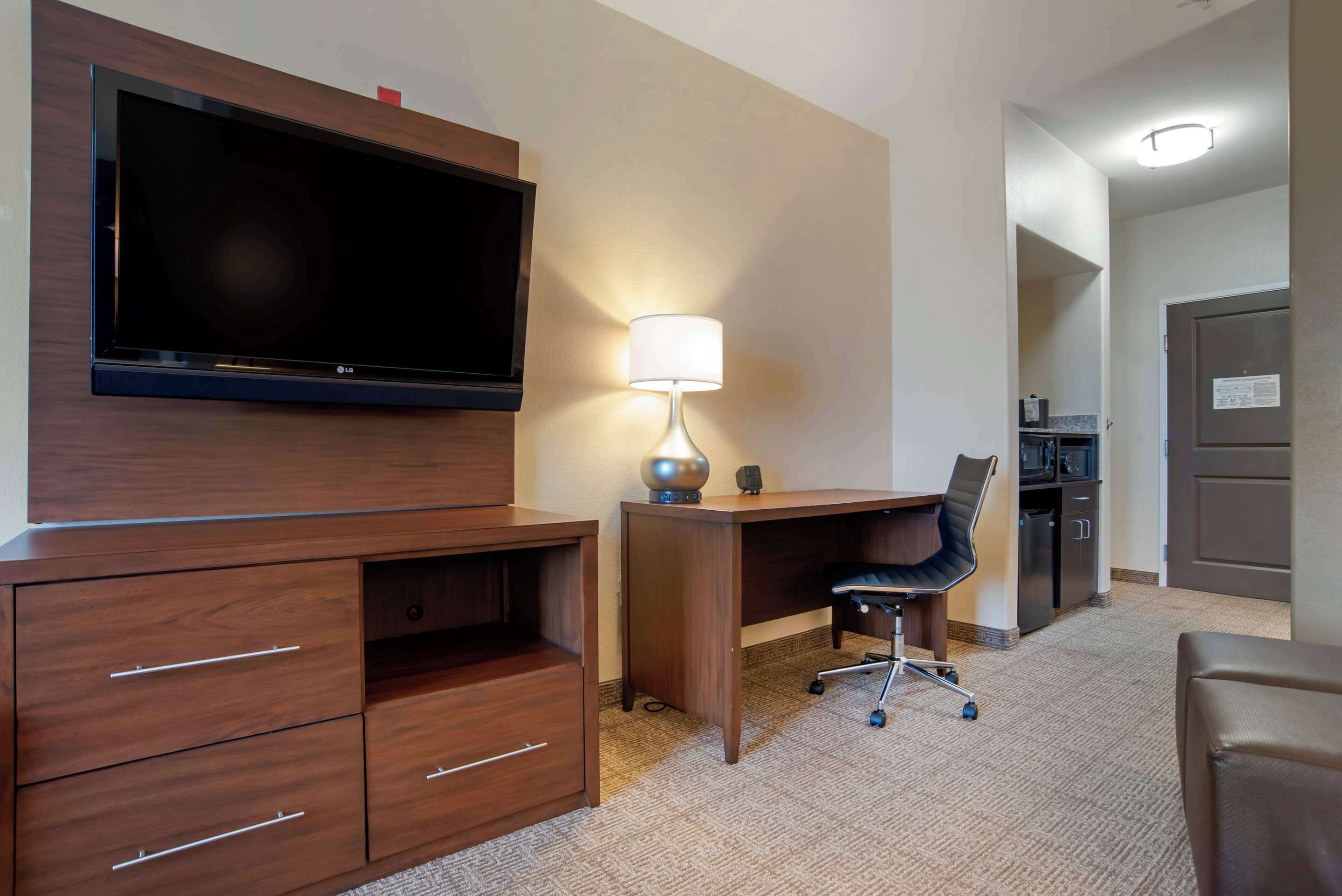 premium bedding, in-room safe, desk, iron/ironing board