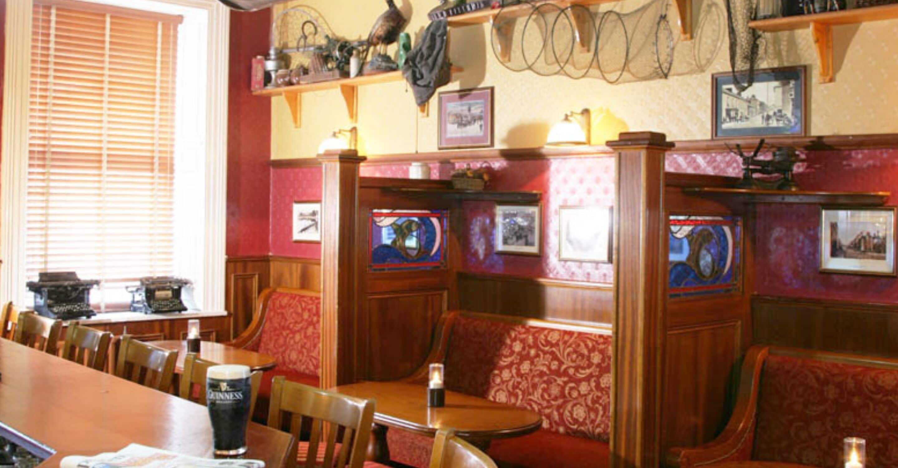 Un restaurant acollidor amb seients de fusta i una taula gran per compartir.