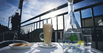 2 restaurantes; se sirve almuerzo y cena
