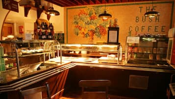 2 restaurants; lunch and dinner served