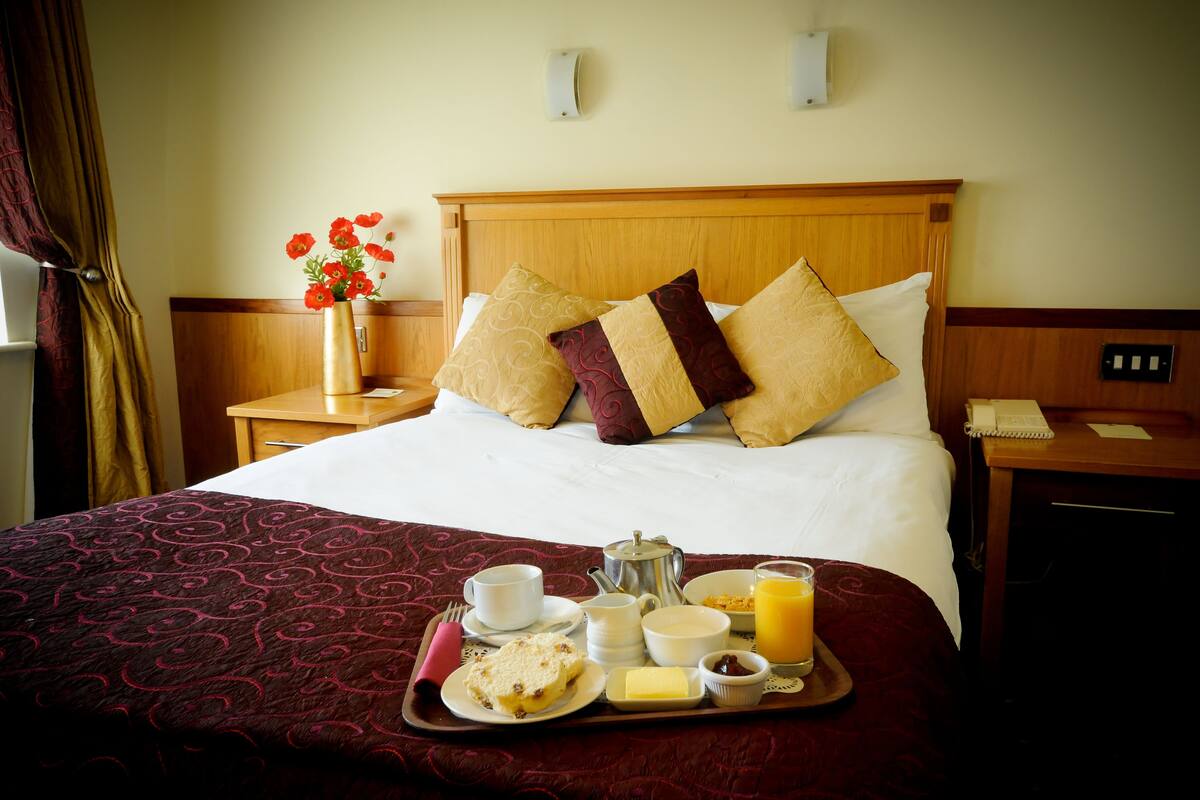 Desk, iron/ironing board, WiFi (free), bed sheets