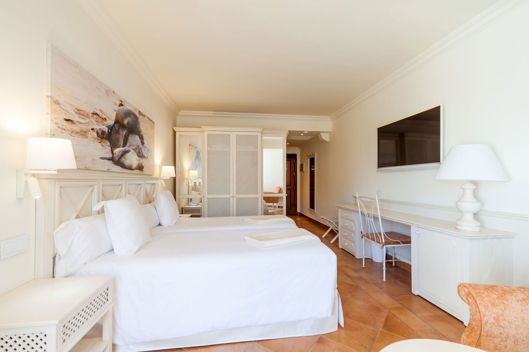 Ropa de cama de alta calidad, edredón y minibar 