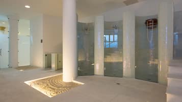 Behandelingskamers voor koppels, een sauna, een bubbelbad