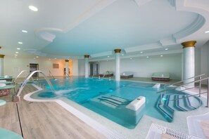 Salas de tratamiento para parejas, sauna y tina de hidromasaje 