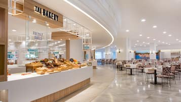 3 restaurantes, com serviço de café da manhã e almoço; culinária local