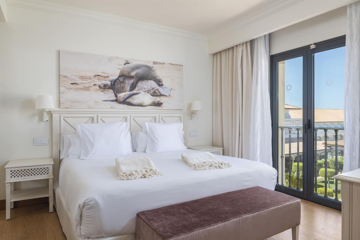 1 bedroom, premium bedding, down duvets, minibar