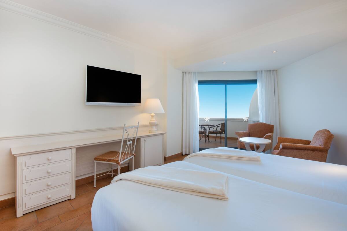 Ropa de cama de alta calidad, edredones de plumas, minibar y caja fuerte