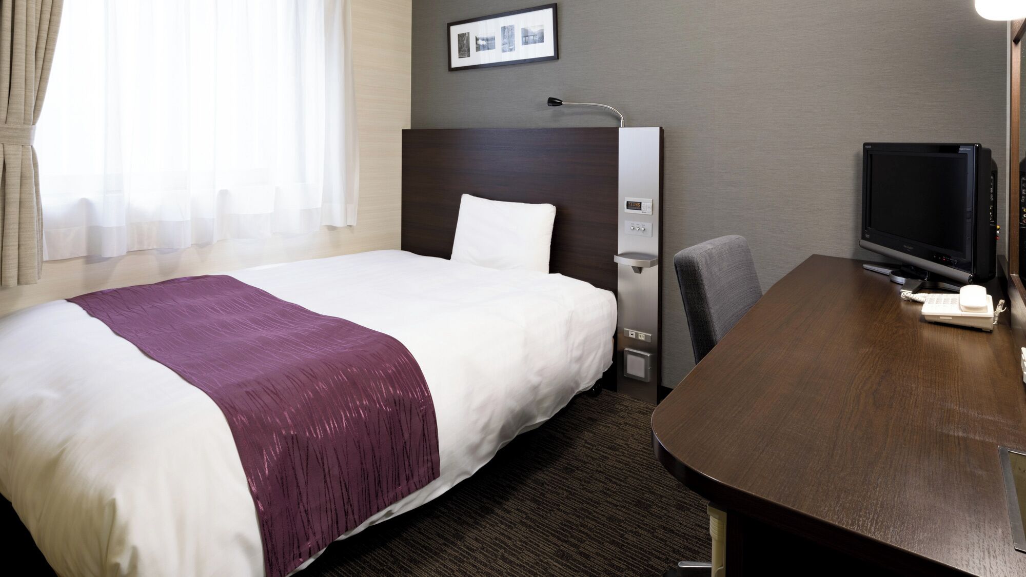 Luxe beddengoed, een bureau, verduisterende gordijnen