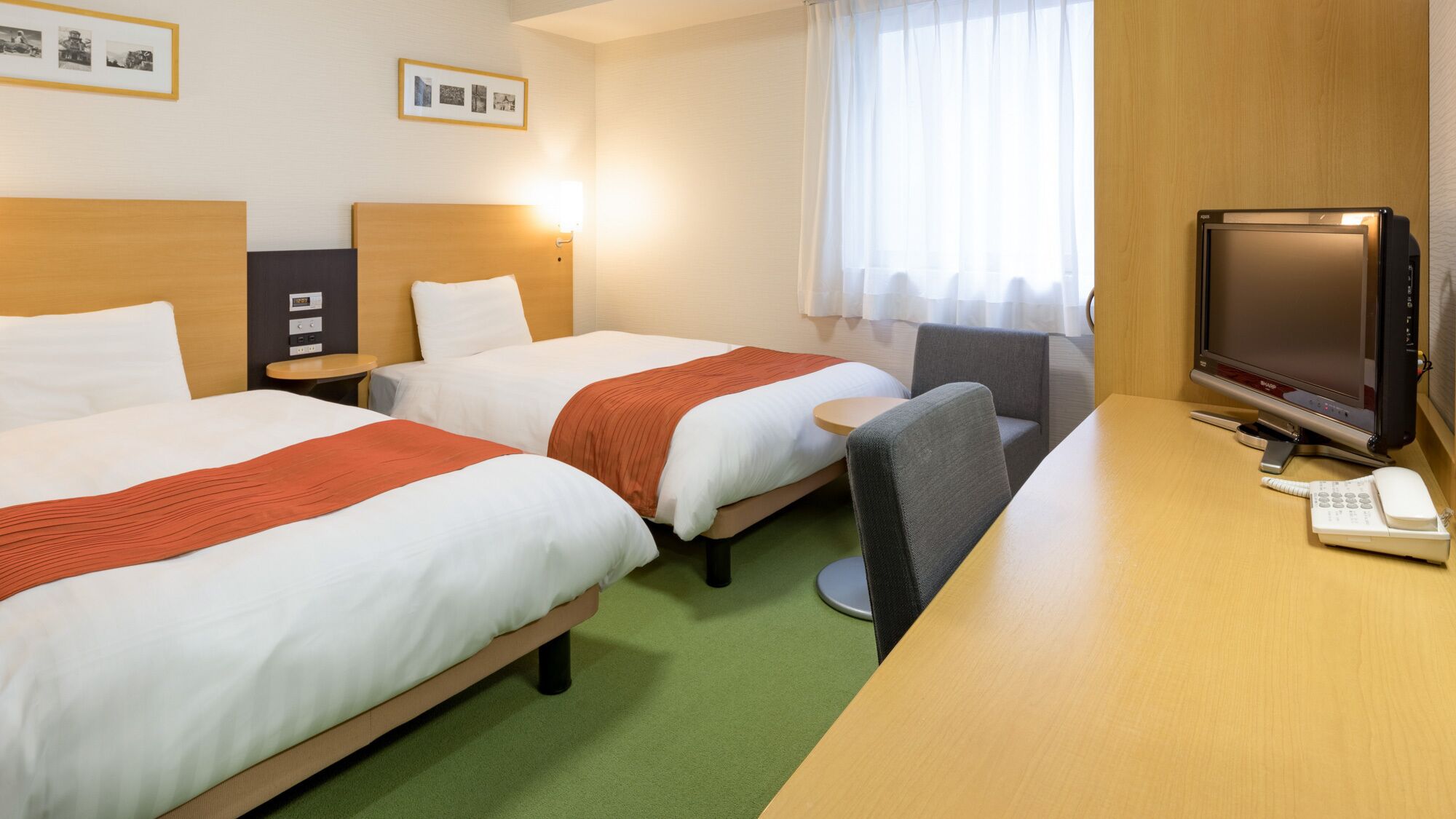 Luxe beddengoed, een bureau, verduisterende gordijnen
