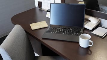 Ropa de cama de alta calidad, escritorio, cortinas opacas