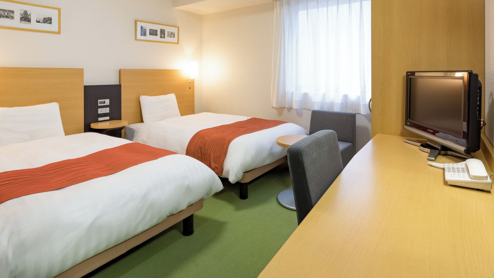 Luxe beddengoed, een bureau, verduisterende gordijnen