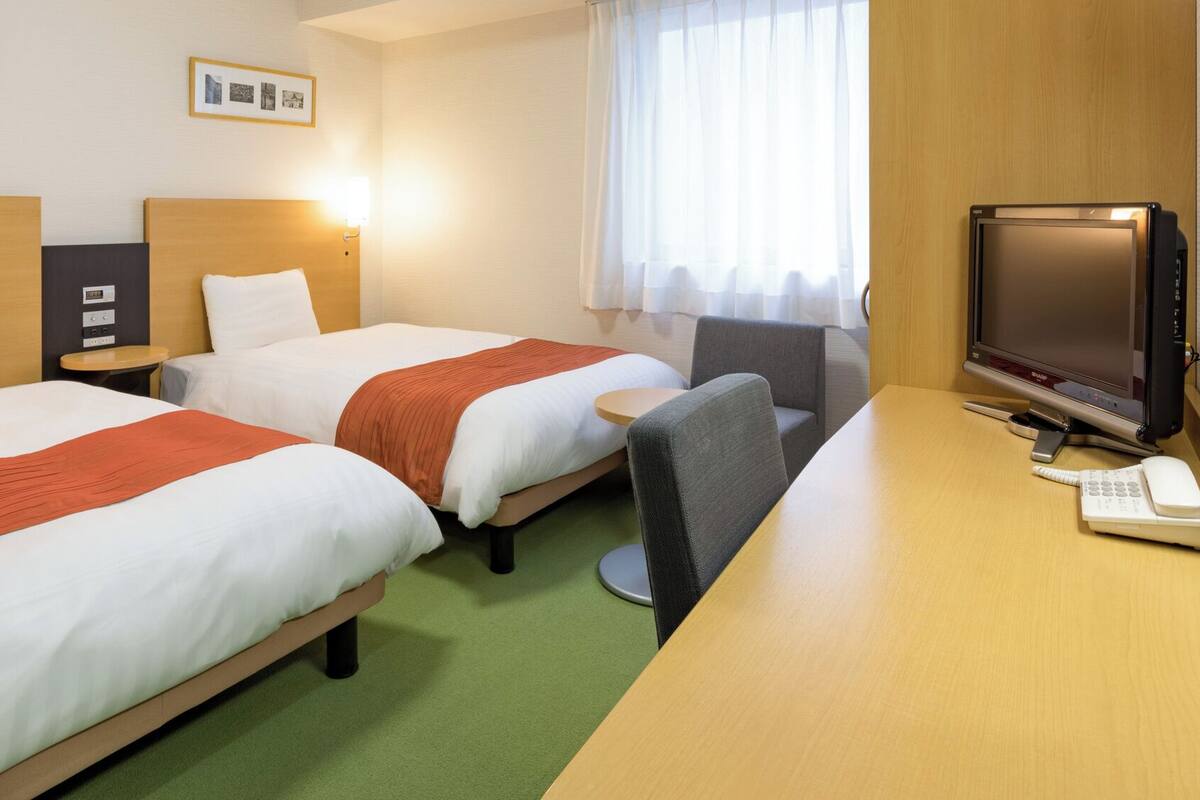 Premium bedding, desk, blackout curtains, soundproofing