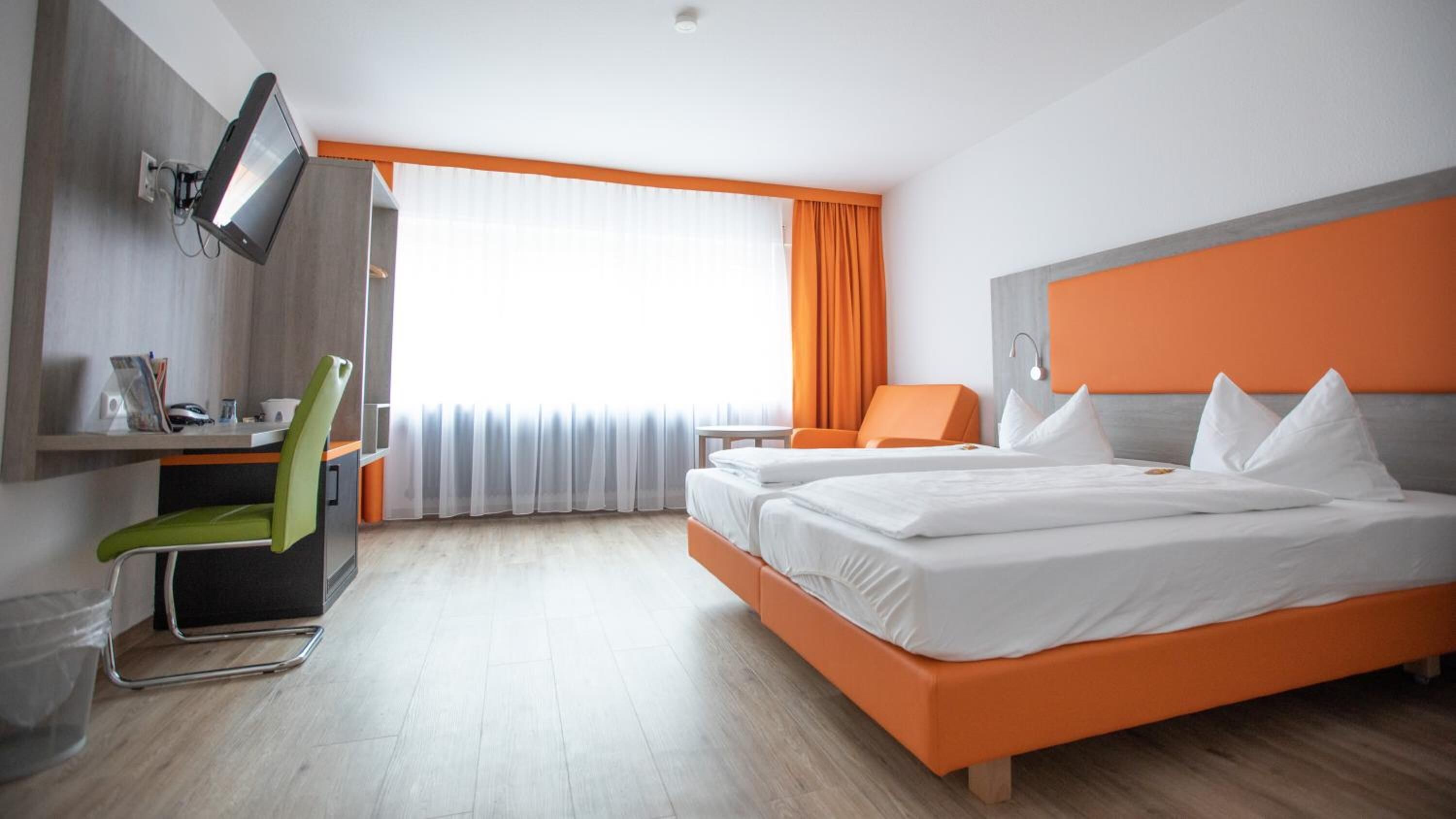 hypo-allergenic bedding, minibar, desk, iron/ironing board