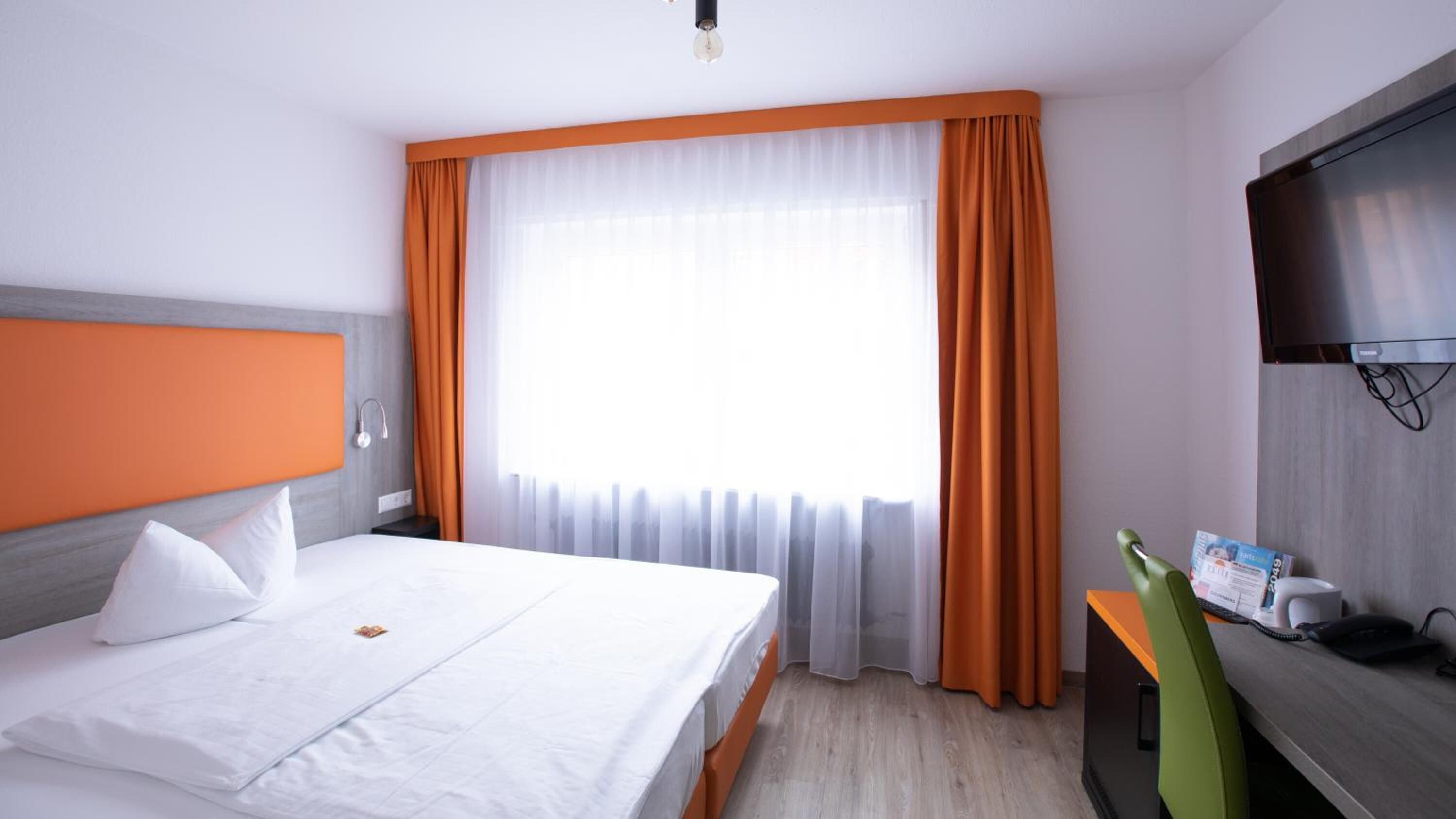 hypo-allergenic bedding, minibar, desk, iron/ironing board