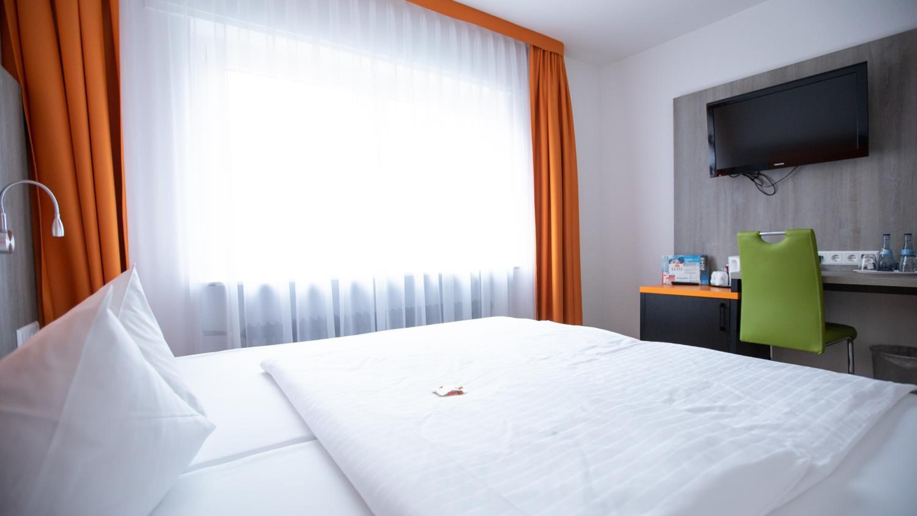 hypo-allergenic bedding, minibar, desk, iron/ironing board