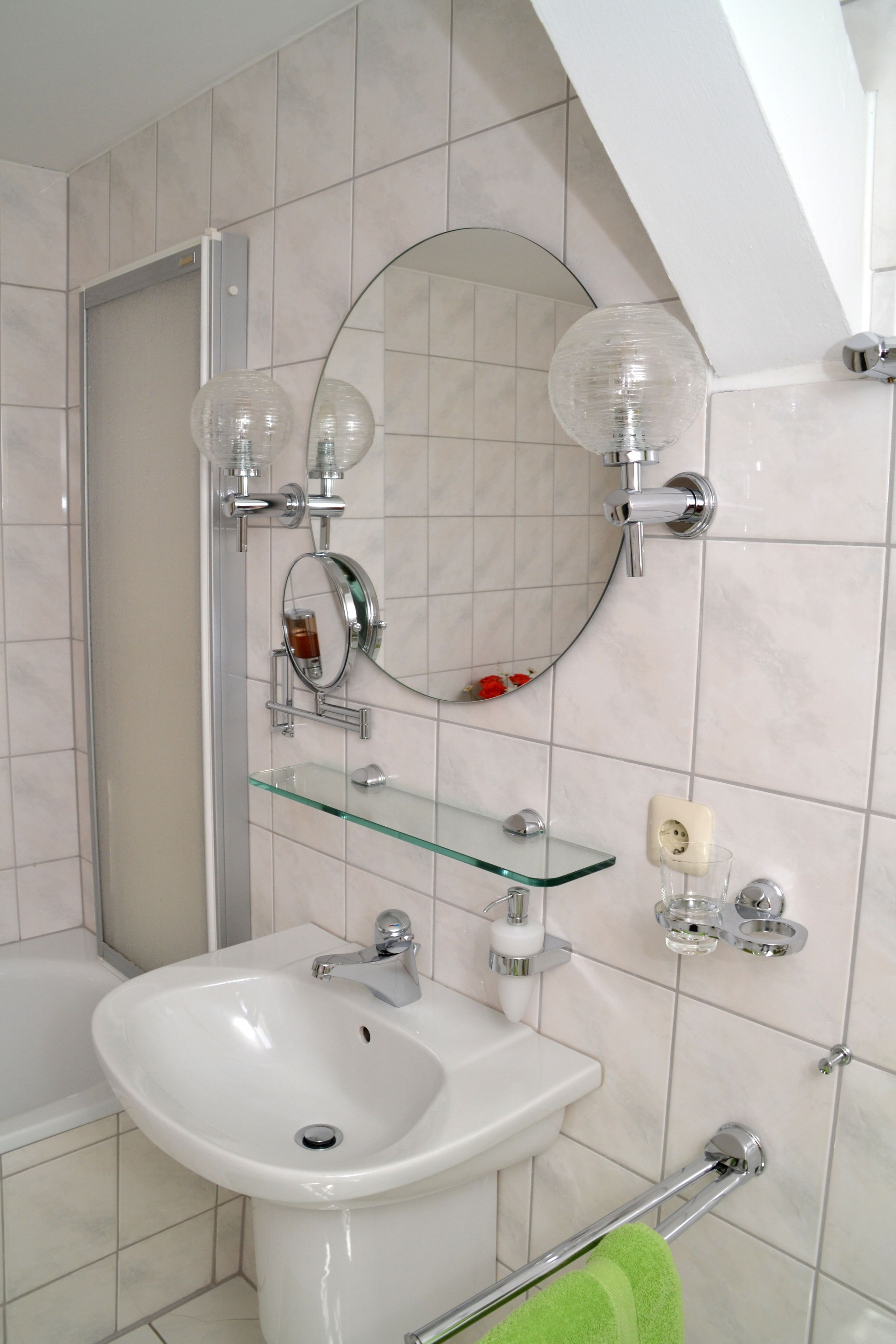 single room, 1 single bed | bathroom | shower, free toiletries, hair dryer, bathrobes