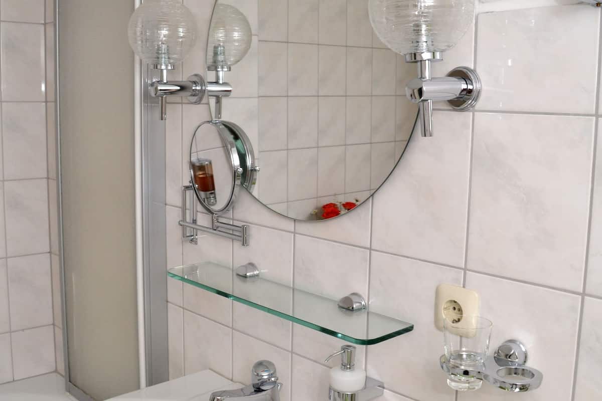 single room, 1 single bed | bathroom | shower, free toiletries, hair dryer, bathrobes